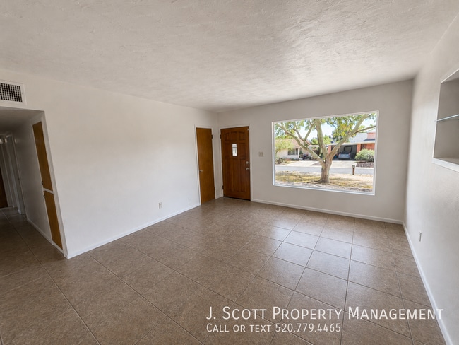 Photo - 924 W Mercer Ln
