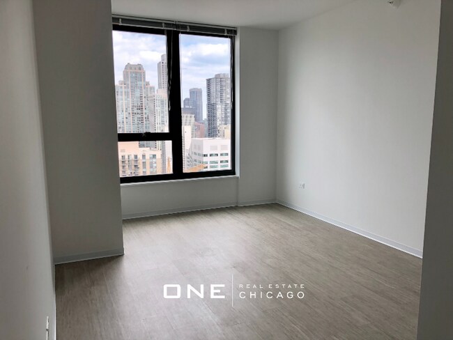 156 W Superior St Unit 3