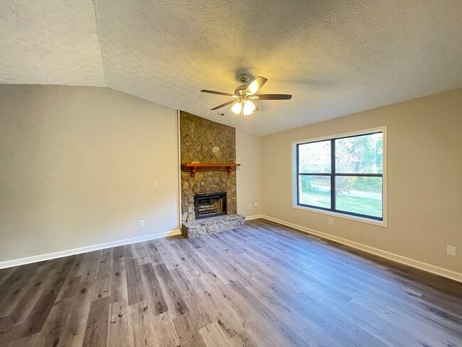 Photo - Updated 4 bedroom 2 bath home near in Dallas!