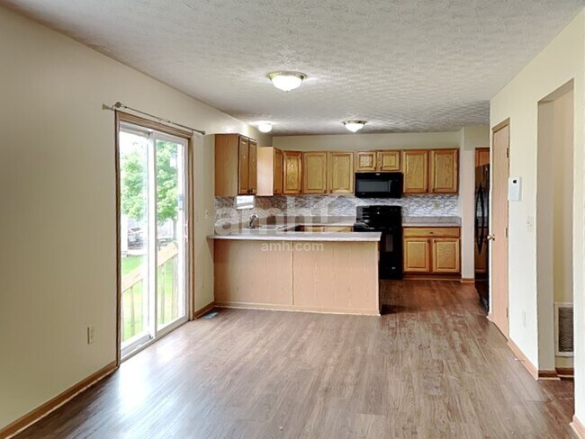 Photo - 452 Crestmoore Dr