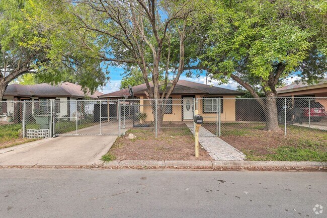 Building Photo - SPACIOUS! LOCATION! Rental