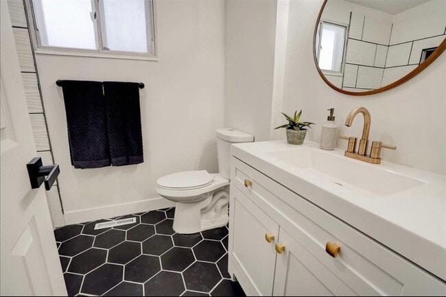 Photo - 455 E Mountain View Dr Unit Upstairs