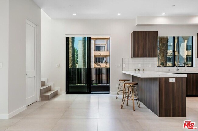 Photo - 530 Hayworth Ave