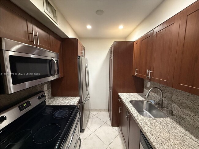 Building Photo - 9450 SW 77th Ave Unit Q2