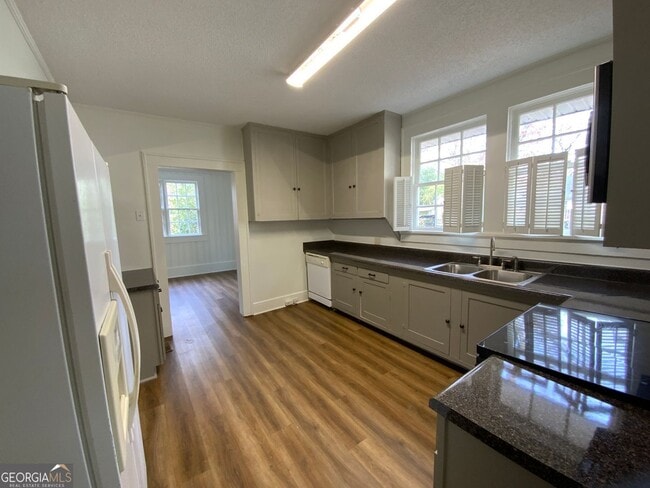 Photo - 204 Oakwood St NW