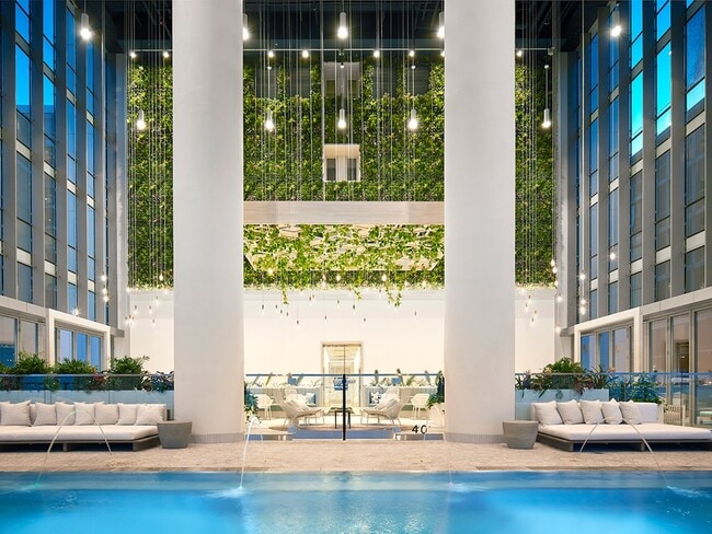 Piscina y área de lounge al estilo de centro vacacional bajo techo y al aire libre - Sentral Michigan Avenue Apartamentos