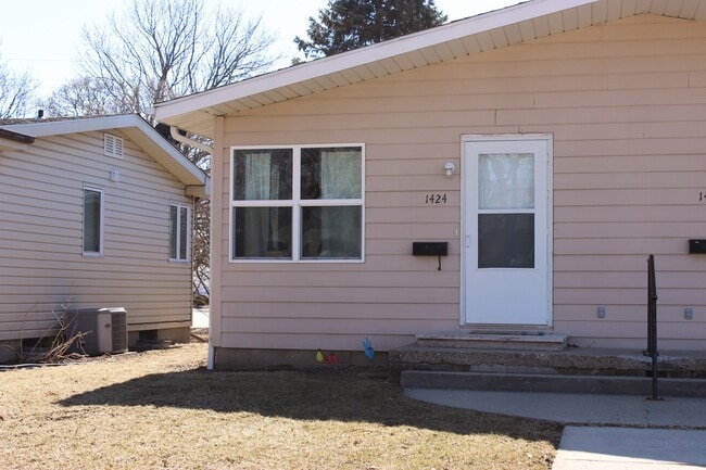Building Photo - Spacious Two Bedroom with TONS of storage Rental