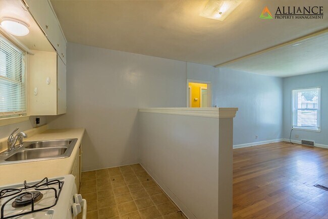 Photo - Poyntz Ave. 1609-11 Unit 1611