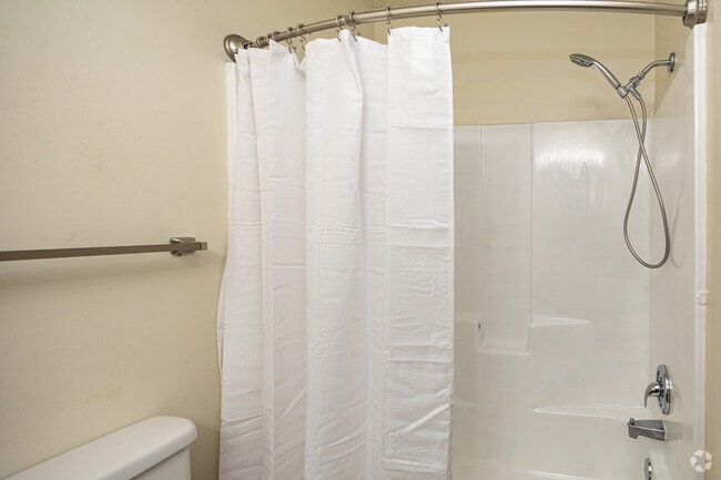 2BR, 1BA Upper Floor - 645SF - Bathroom