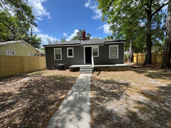 Photo - 1983 Lambert St