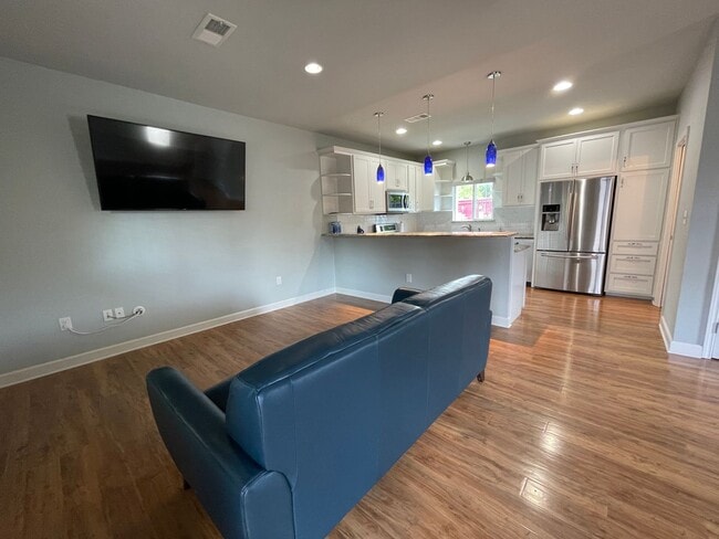 Photo - Amazing detached 2/2.5 duplex in Central Austin!!! Unidad B