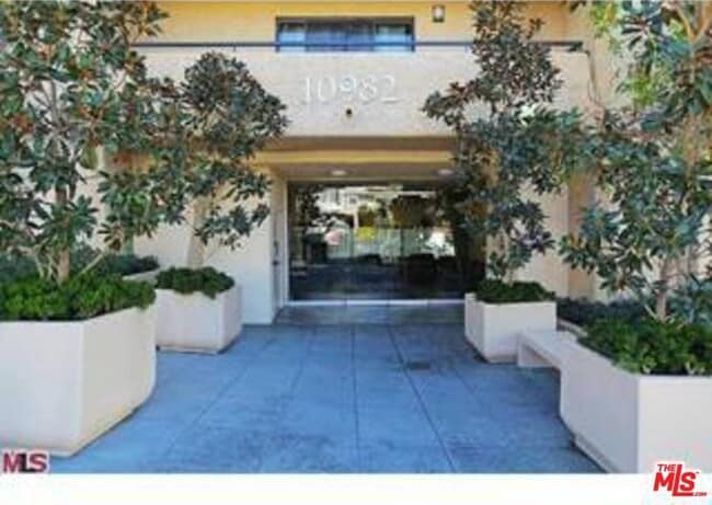 Photo - 10982 Roebling Ave Unidad 366 Rental