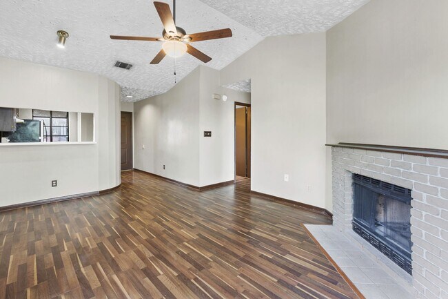 Building Photo - Gorgeous Condo, 2 Bedrooms/2 Balconies/2 B...