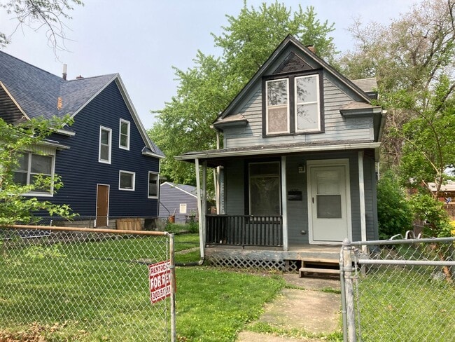 Building Photo - 2 Bedroom House in Rock Island