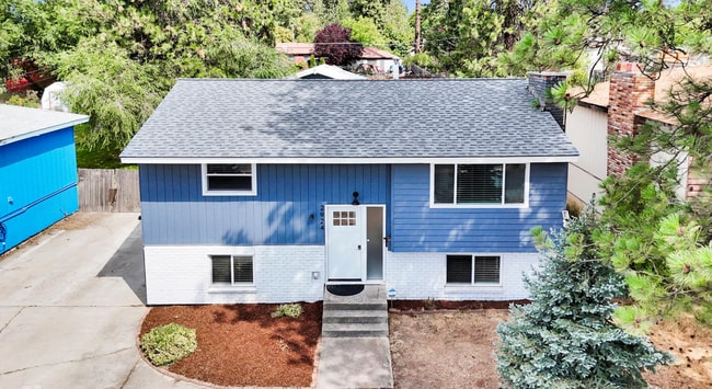 Building Photo - Charming Unfurnished Spokane Home with Large Shop in a Prime Northwest - Unfurnished