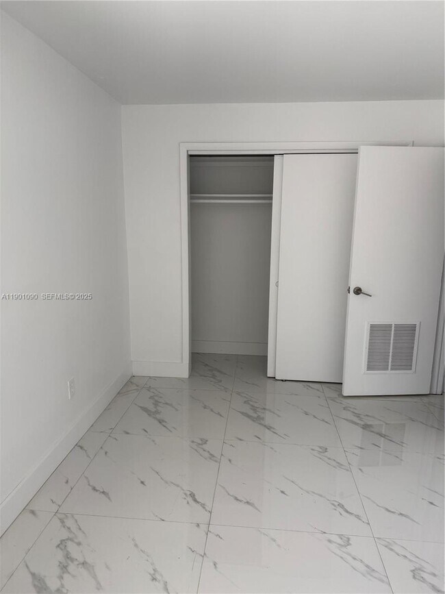 Photo - 954 SW 4th St Unidad 12