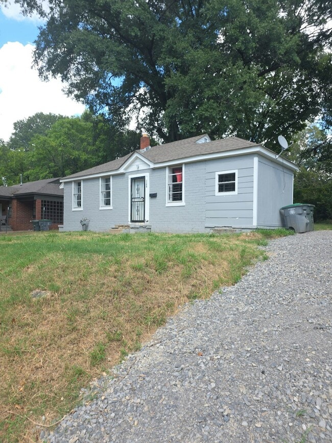 Building Photo - 1106 Parkland Rd
