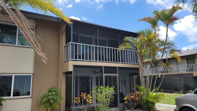 Building Photo - Annual furnished/Seasonal/short term 2 bedroom 1 1/2 bath top floor, renovated condo near Siesta ...