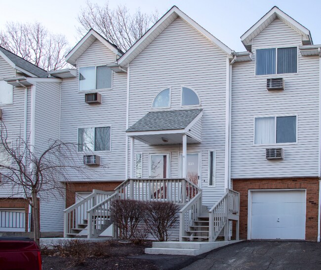 Photo - 925 Oronoke Rd