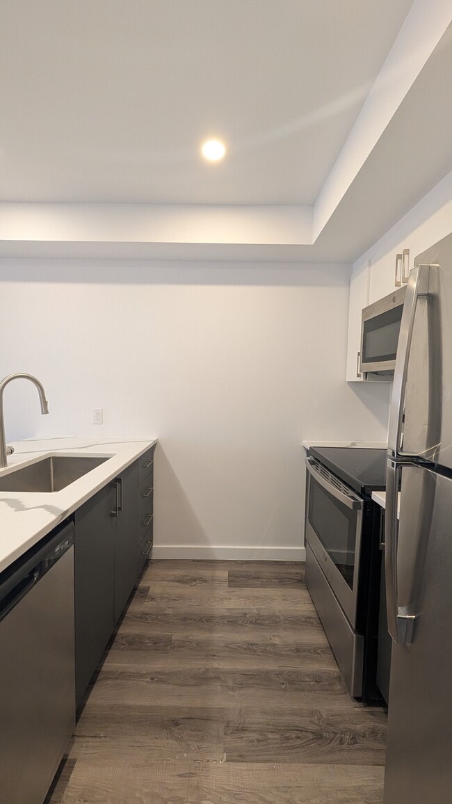 Photo - 2015 Av Elmhurst