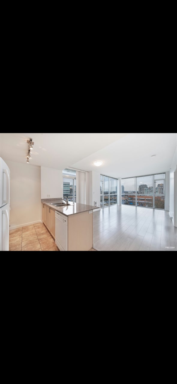 6133 Buswell St Unité 1 bedroom condo