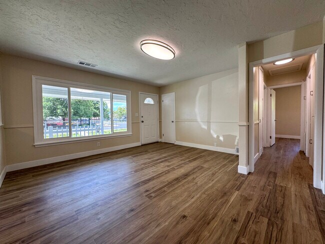 Photo - 496 N 70 W