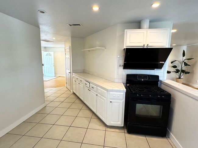 Photo - 728 5th Ave