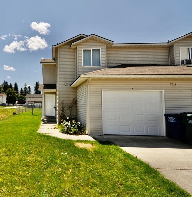 Building Photo - 3 bed 2 bath townhome
