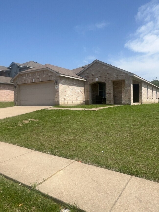 Photo - This beautiful Corner lot home ! 4 bedroom 2 bath in Mansfield ISD