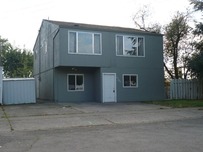Building Photo - Large 2 story home in Bethel area.