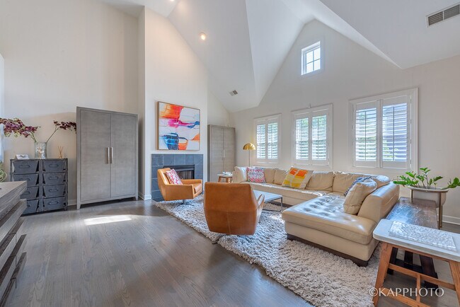 Photo - 1942 S Prairie Ave Unit 3