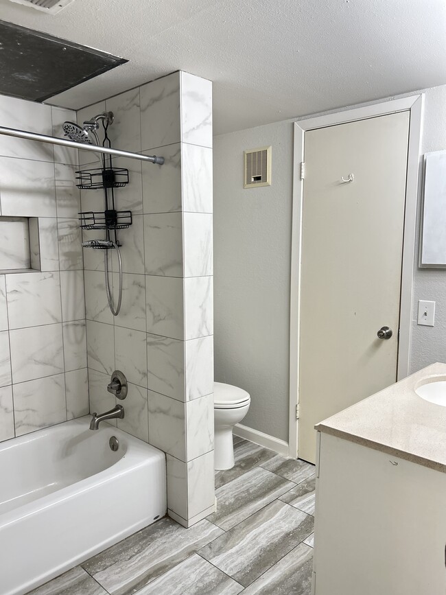 Photo - 644 W Collins St