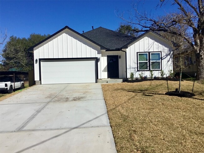 Building Photo - 924 E 2nd St