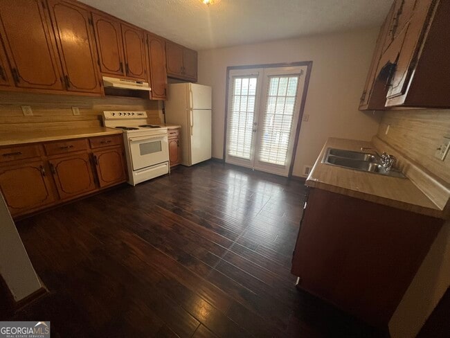 Photo - 982 Locust Dr NE