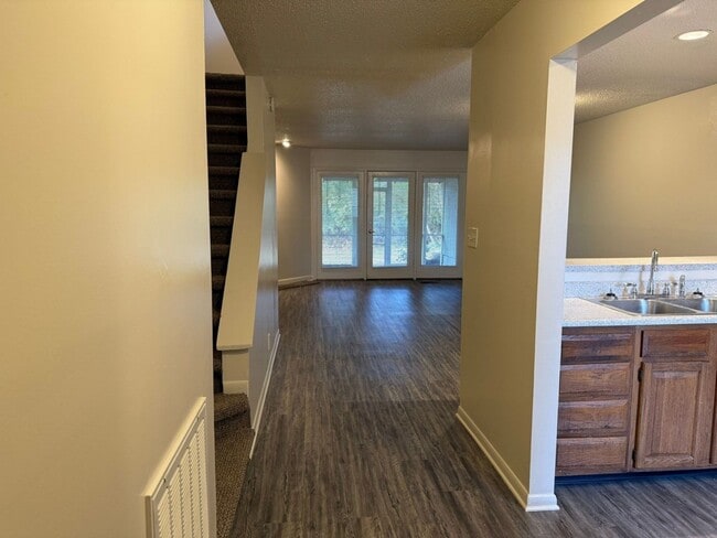 Photo - 10417 Victoria Dr