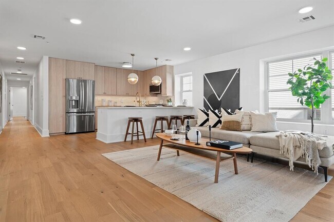 Building Photo - 525 Ave E Unit 3 Rental