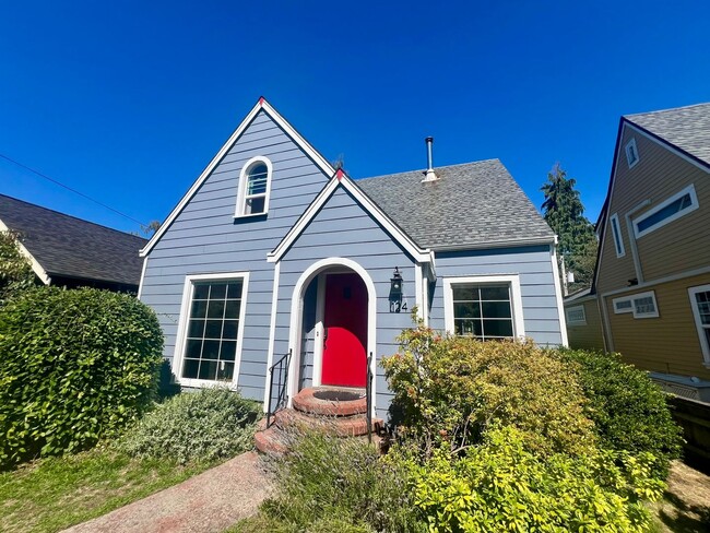 Building Photo - Updated 1920s 4BD Rental