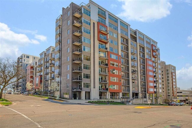 Building Photo - 309 W Washington Ave Unit 406