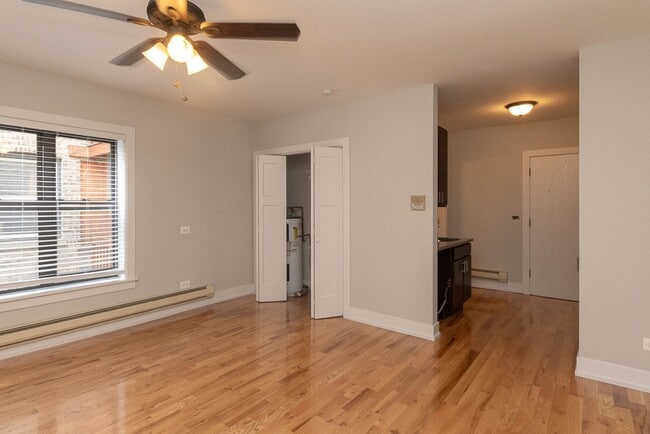 Building Photo - 814 W Cornelia Ave Unit J05P