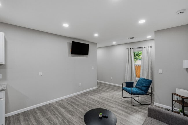 Photo - 2306 E Houston St Unidad ID1335131P