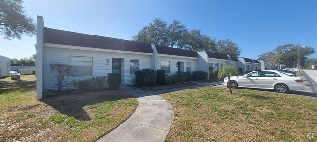 Building Photo - 13850 Oakwood Ln Rental