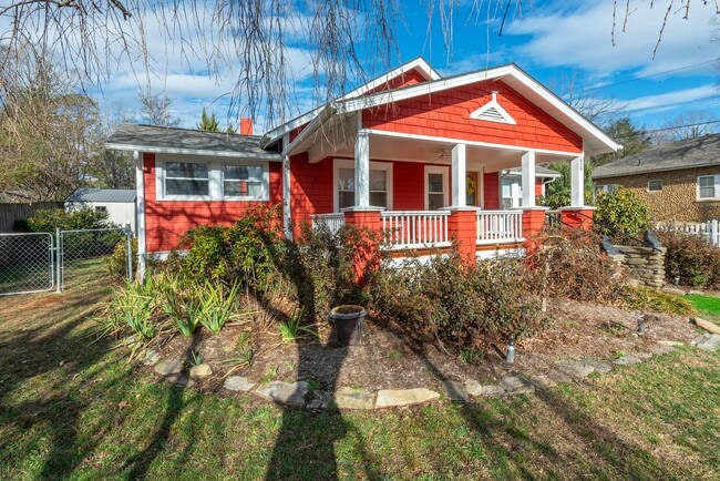 Building Photo - Charming Black Mountain Rental!