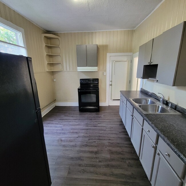 Near Westside 2BR House w/Attached Garage!