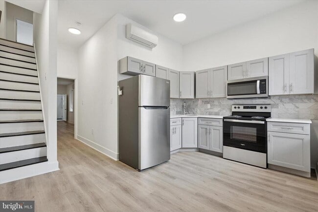 Photo - 2250 N Woodstock St