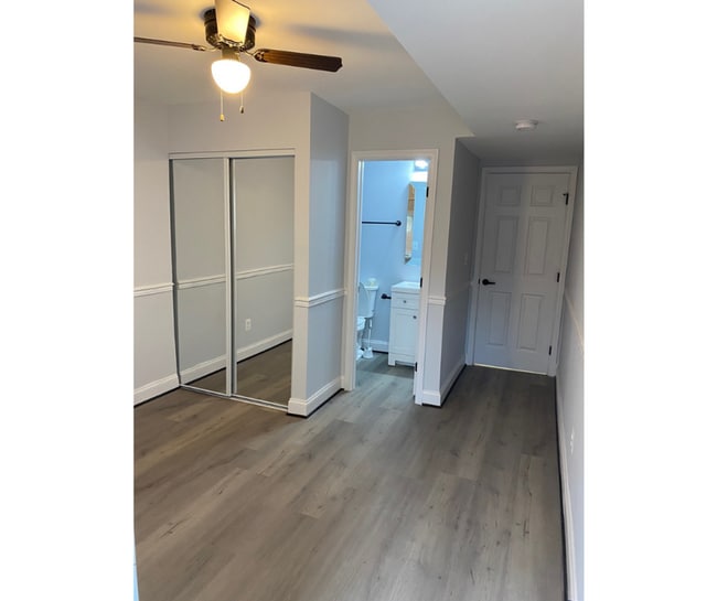 Photo - 1025 N Carey St Unidad 6 Available $800 Priv Bath 6