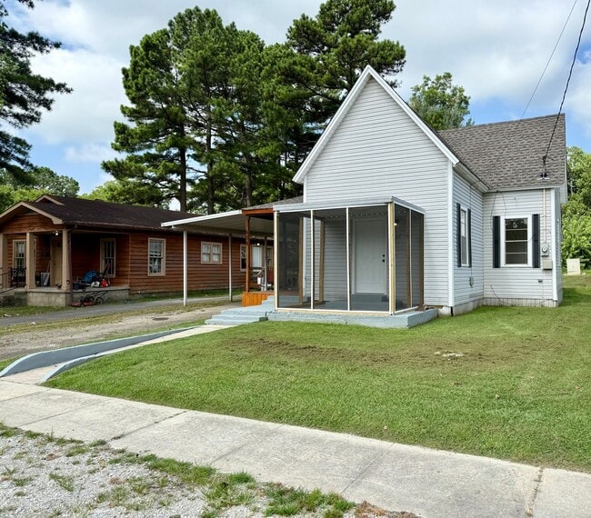 Building Photo - Fully Remodeled 3 Bedroom/1 Bathroom Home ...