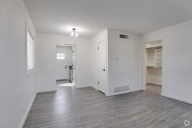 1BR, 1BA - 550SF