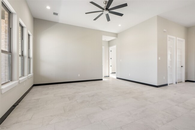 Building Photo - 208 Silverleaf Rd