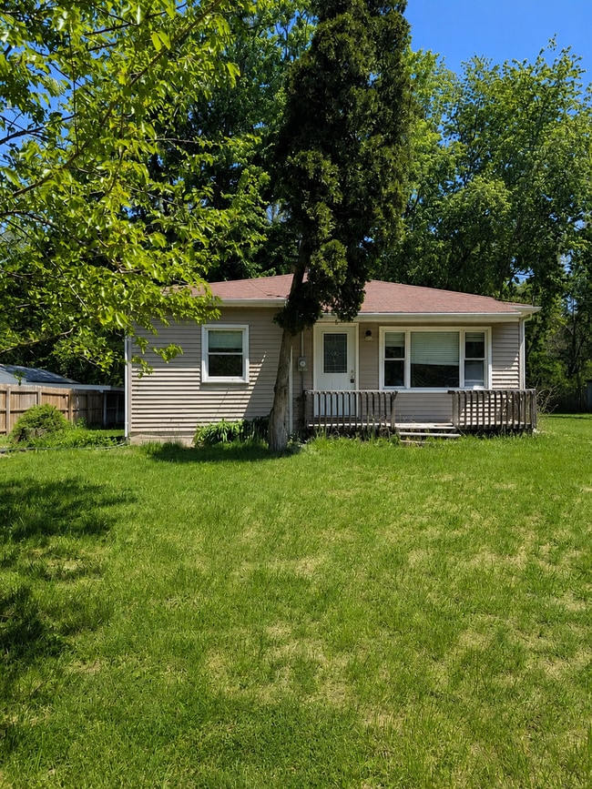 Photo - Cozy 2 Bedroom Home With Covered Parking in East Moline!