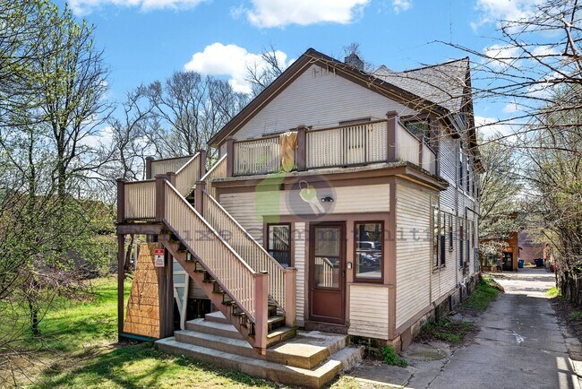 Photo - 410 Eastern Ave SE Unit 2